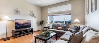 <1 mi to Dome | 3BD 2.5BA | Townhouse | Garage -22