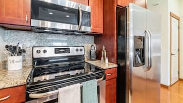 Een koelkast, een magnetron, een oven, een kookplaat