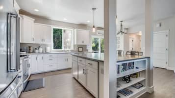 Fridge, microwave, stovetop, dishwasher