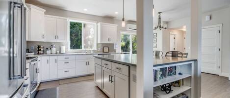 Réfrigérateur, micro-ondes, plaque de cuisson, lave-vaisselle