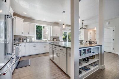 Clean and Modern Central Tacoma Escape