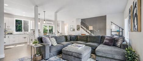 Een televisie en een open haard