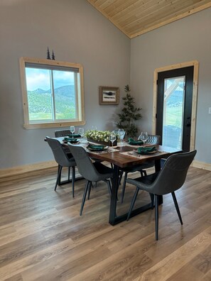 Dining - Charming cabin in the Tobacco Root foothills (Cardwell)