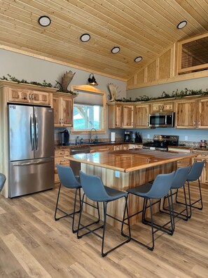 Fridge, microwave, oven, stovetop - Charming cabin in the Tobacco Root foothills (Cardwell)