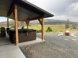 Terrace/patio - Charming cabin in the Tobacco Root foothills (Cardwell)