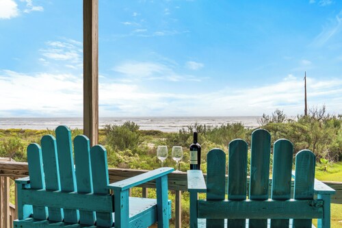 Galveston Beach House - 4BR Sleeps 12 - Steps to Gulf - Pets OK