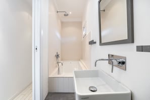 Kostenlose Toilettenartikel, Haartrockner, Handtücher