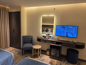 Quarto triplo standard, 3 camas de solteiro | Frigobar, Wi-Fi de cortesia, roupa de cama