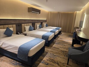 Habitación cuádruple estándar | Minibar, wifi gratis, ropa de cama