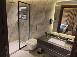 Habitación estándar con 2 camas individuales | Baño | Ducha, artículos de higiene personal gratuitos y secador de pelo