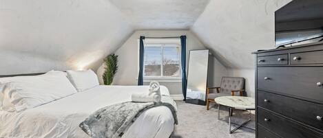 3 bedrooms, desk, iron/ironing board, free WiFi