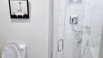 Een douche, een haardroger, handdoeken, zeep