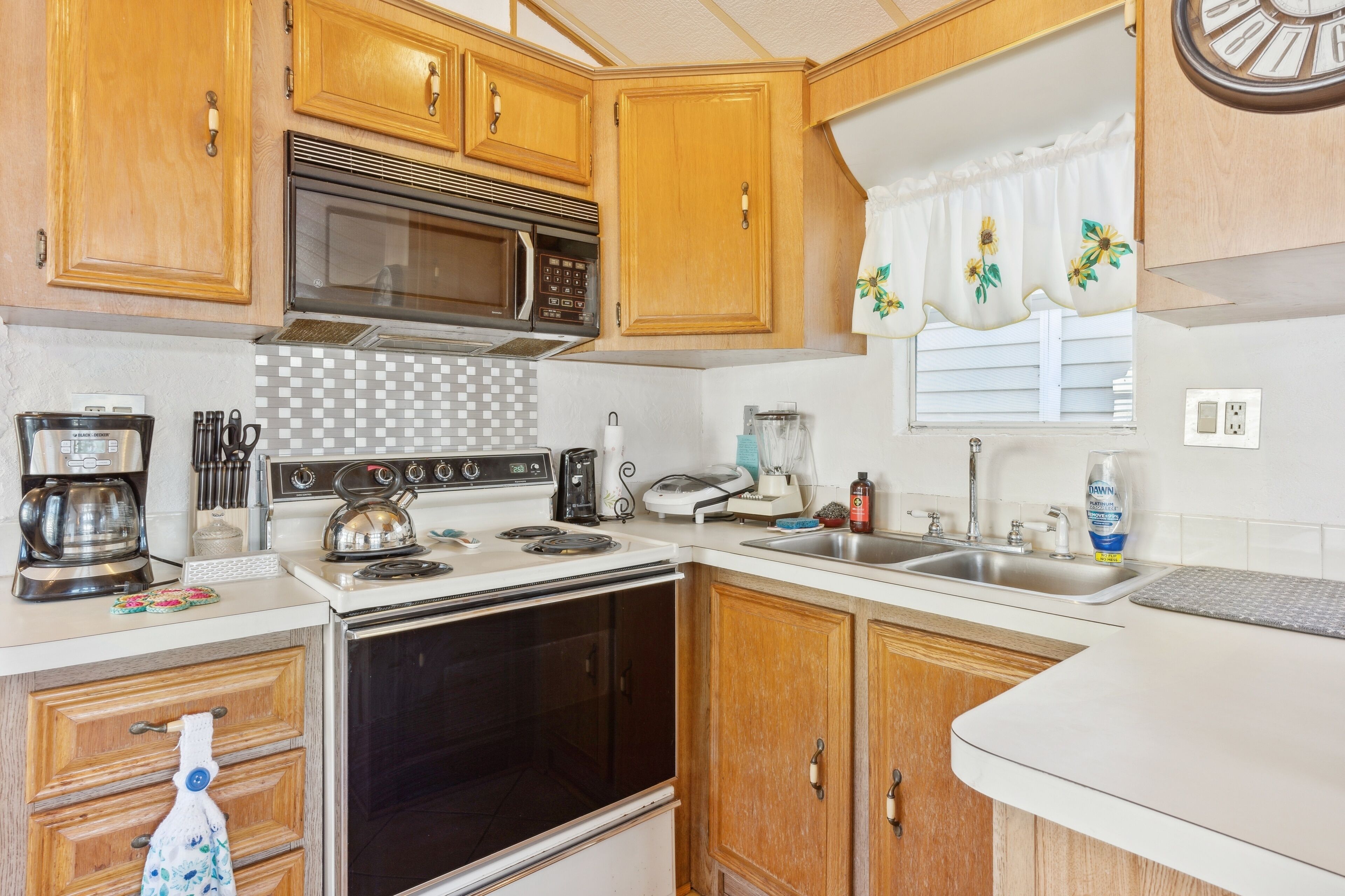 Fridge, microwave, oven, coffee/tea maker