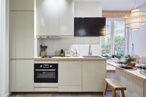 Apartamento | Cozinha privada | Geladeira, micro-ondas, cooktop, lava-louças