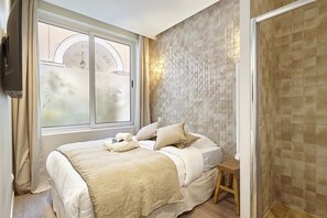 アパートメント | ノートパソコン用作業スペース、アイロン / アイロン台、ベッドシーツ