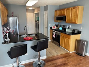 冷蔵庫、電子レンジ、オーブン、コンロ