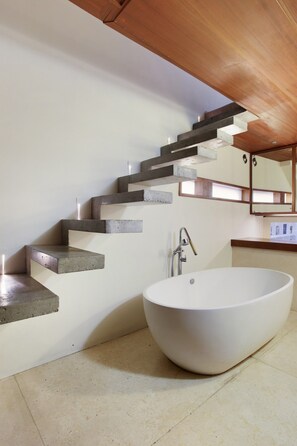 Leilighet | Bad | Badekar og hårføner