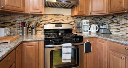 Charming 3 br house with WiFi and AC in quiet, walkable Cambridge neighborhood