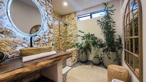 Quarto superluxo, sacada, vista para a piscina | Banheiro
