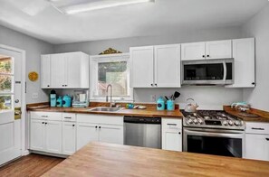 Mikrobølgeovn, ovn, kokeplater og oppvaskmaskin