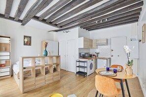 Apartment | Iron/ironing board, bed sheets - Lovely Studio - Center of Paris (Paris)