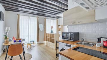 Apartment | Private kitchen | Cookware/dishes/utensils, cleaning supplies