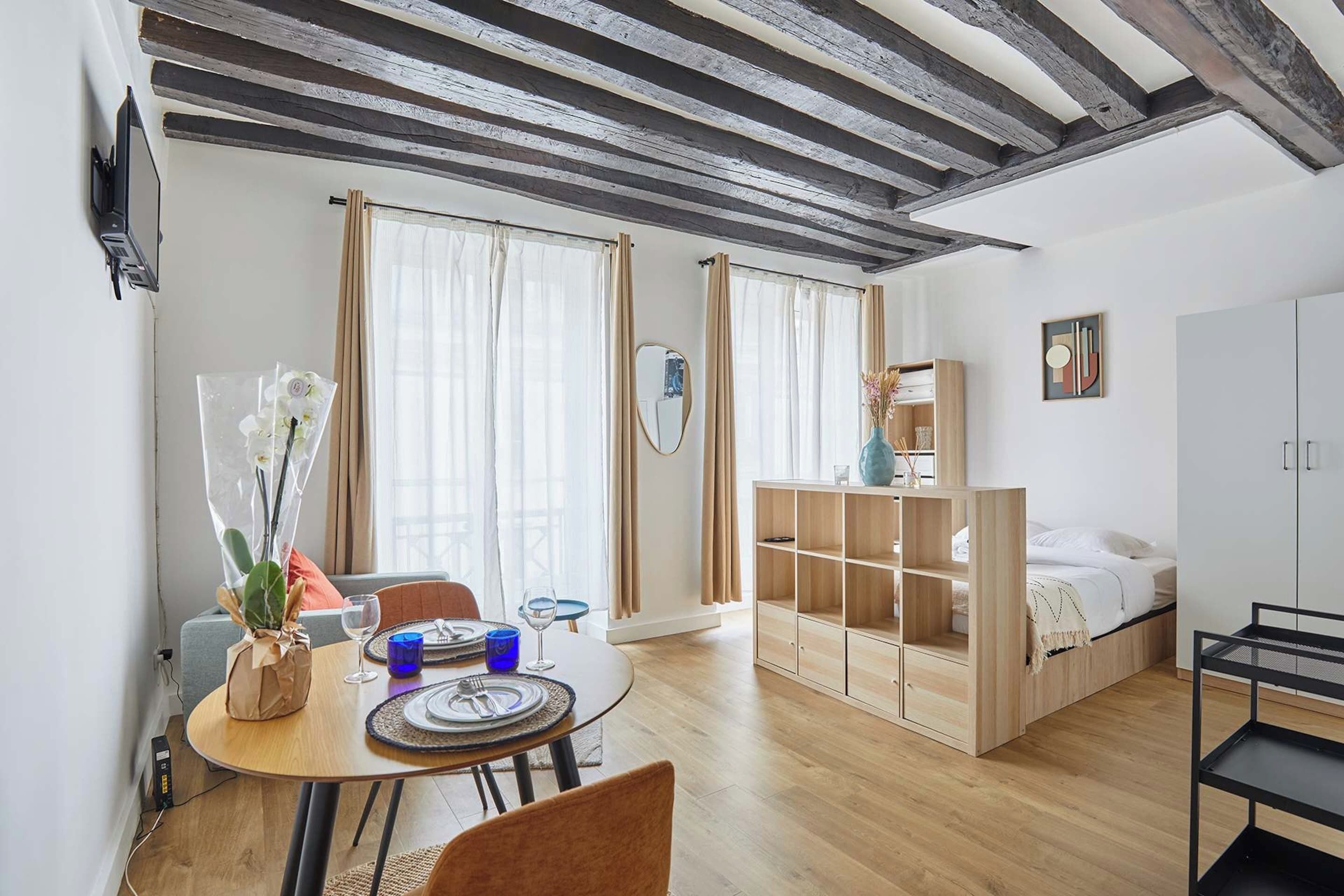 Departamento | Tabla de planchar con plancha y ropa de cama 