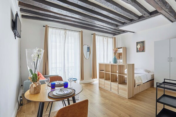 Apartment | Iron/ironing board, bed sheets - Lovely Studio - Center of Paris (Paris)