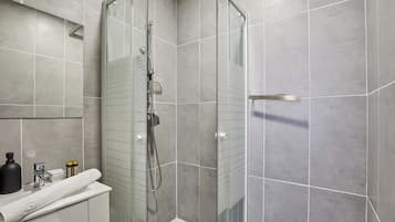 Appartement | Badkamer | Een haardroger, handdoeken, zeep, shampoo