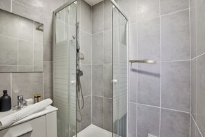 Apartment | Bathroom | Hair dryer, towels, soap, shampoo - Charming Studio Center of Paris (Paris)