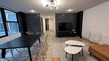 Apartamento, 5 habitaciones | Zona de estar | Una televisión