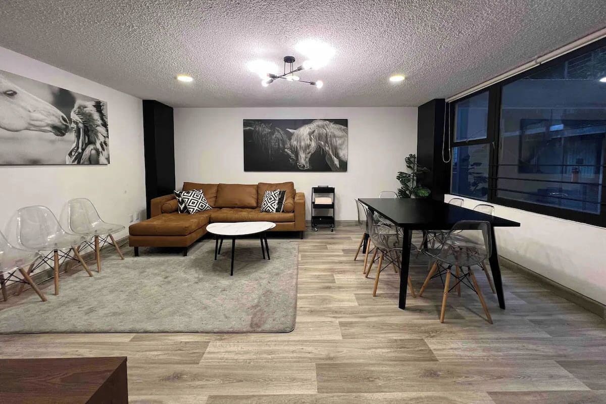 Apartamento, 5 habitaciones | Zona de estar | Una televisión