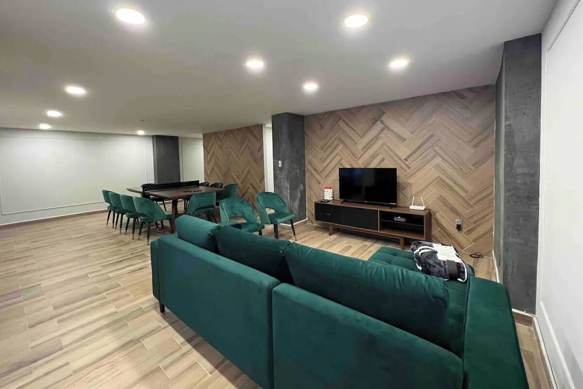 Apartamento, varias camas | Zona de estar | Una televisión