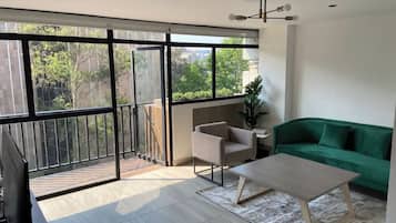 Apartamento, sacada, vista para a cidade | Área de estar | TV