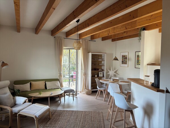 TV connectée, lecteur de DVD, livres, vidéothèque