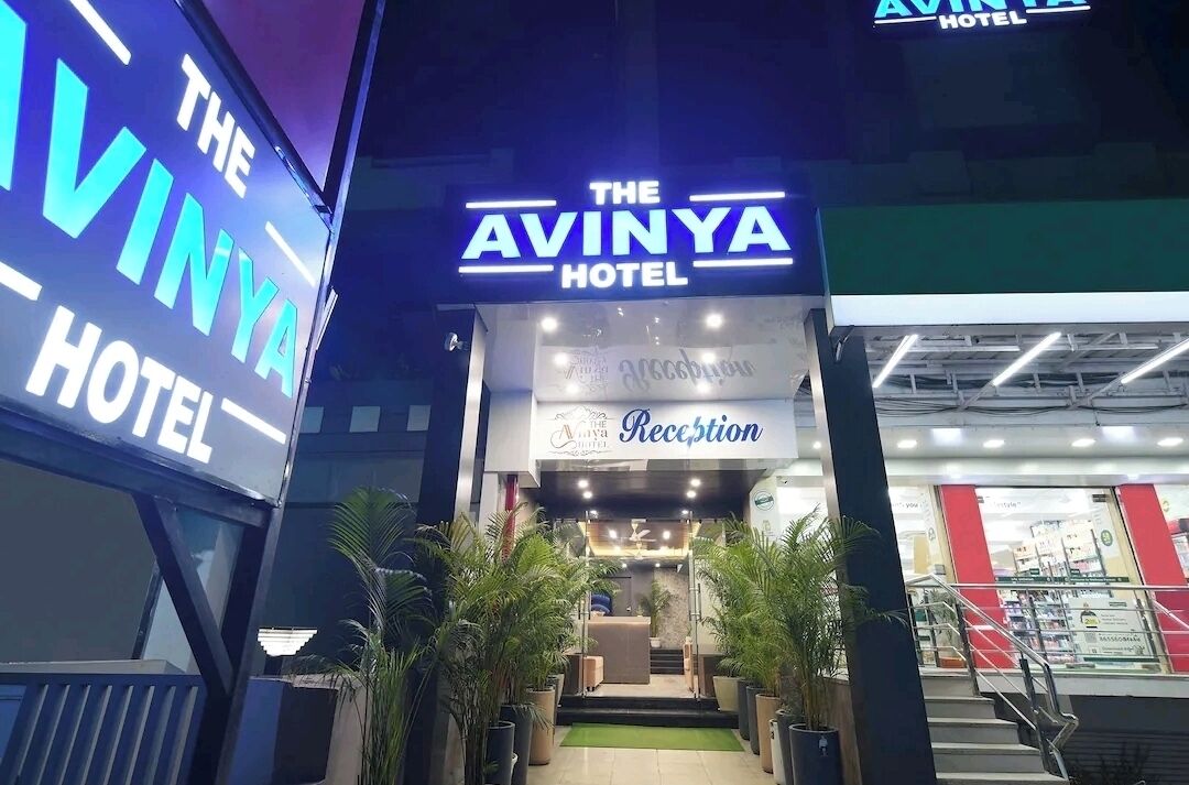 Exterior del Hotel Avinya, con recepción visible a través de la entrada.