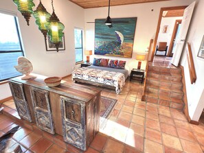3 habitaciones, tabla de planchar con plancha y cuna de viaje