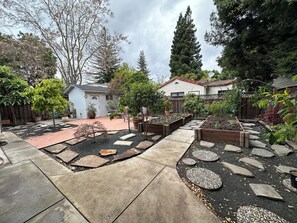 Property grounds - Charming 4-bedroom house in pleasant Menlo Park with WiFi, AC (Menlo Park)