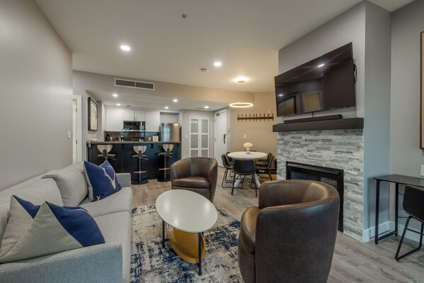 Smart TV, fireplace