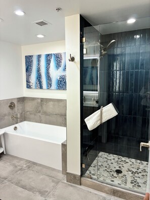 Shower, hair dryer, towels, soap - Ski-in/Ski-out 1 bdrm @ Sundial (Park City)
