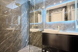 Hair dryer, soap, shampoo - Luxurious Matignon/saint Honore Apartment (Paris)