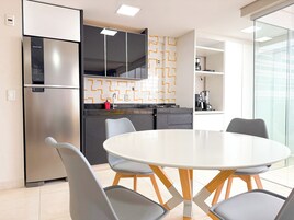 Apartamento | Cozinha privada | Geladeira, chaleira elétrica
