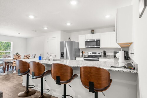 Charming 4-bedroom house with WiFi and AC in pleasant Spring Hill