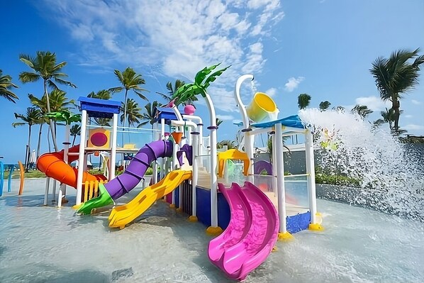 A water park with multiple slides and water features, surrounded by palm trees. - Paraíso no Porto Alto Resort (Ipojuca)