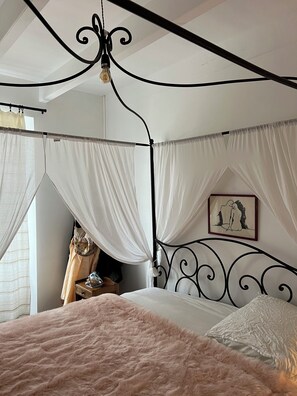 4 bedrooms, iron/ironing board, free WiFi, bed sheets