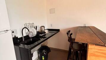 Estúdio, vista para a praia | Cozinha privada | Frigobar, cooktop, talheres/pratos/utensílios de cozinha