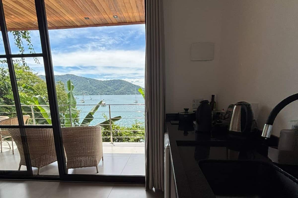 Cocina moderna con vista a un lago y montañas.