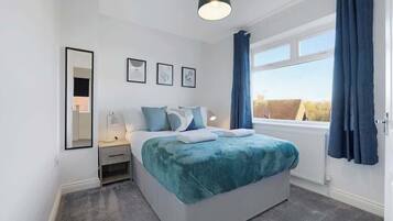 3 bedrooms, iron/ironing board, WiFi, bed sheets