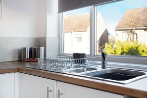 Fridge, microwave, oven, stovetop - Modern 2 Bed Near River Tees, Parks, Town Centre (Norton)