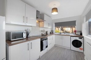 Kjøleskap, mikrobølgeovn, ovn og kokeplater